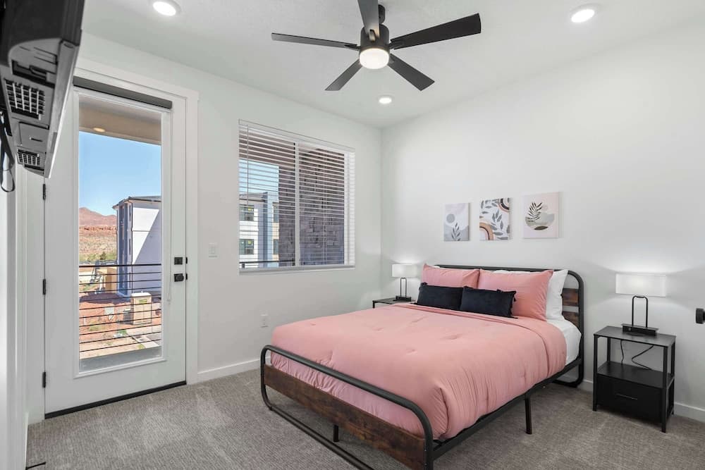 Vintage Desert 5 BDR w/ Resort Amenities