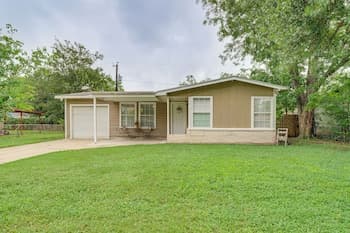 Fire Pit & Grill: Victoria Home Near Downtown