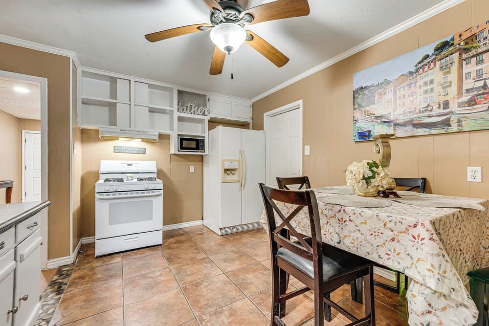 Fire Pit & Grill: Victoria Home Near Downtown