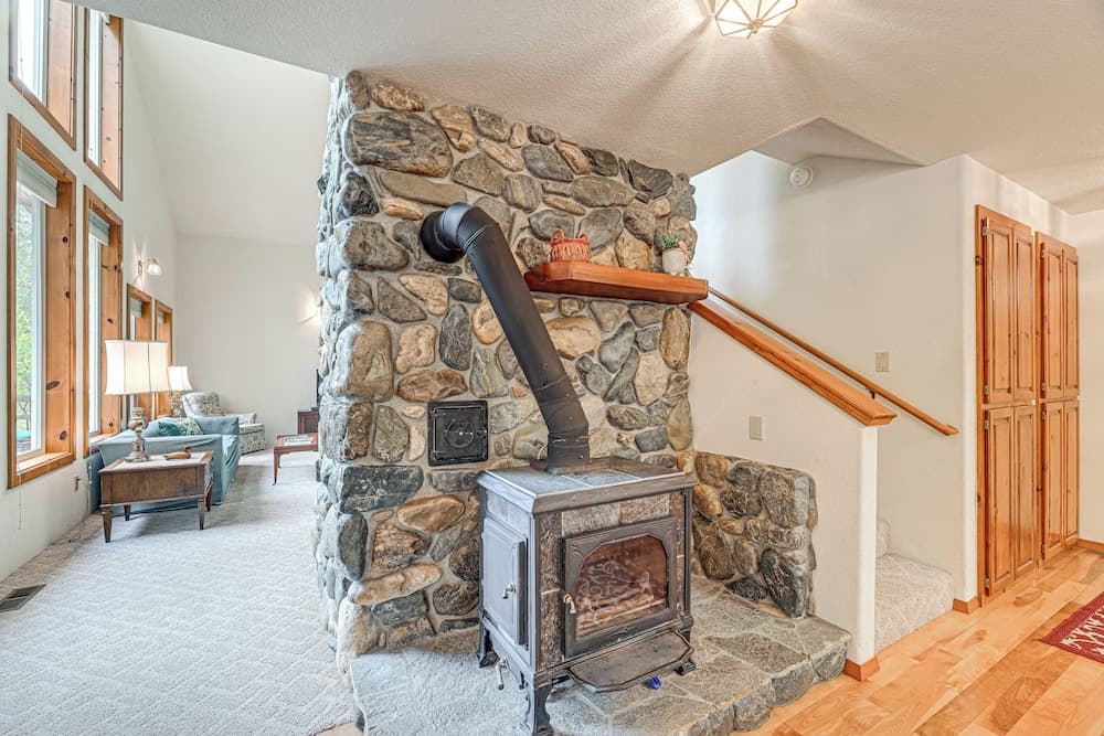 Close to Wine Trail: Home w/ Deck Near Applegate