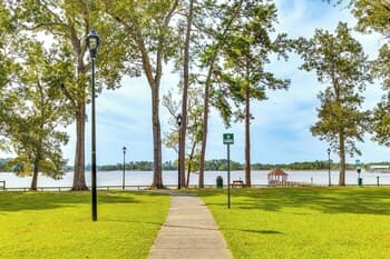 3 Mi to Camp Lejeune: Home w/ Fire Pit & Grill!