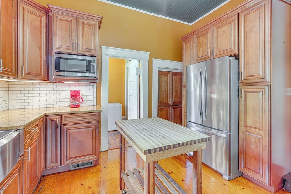 1 Mi to Dtwn Meridian: Historic Home w/ Porch!