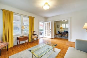 Walk to The Grandin Theatre: Roanoke Unit w/ Yard!