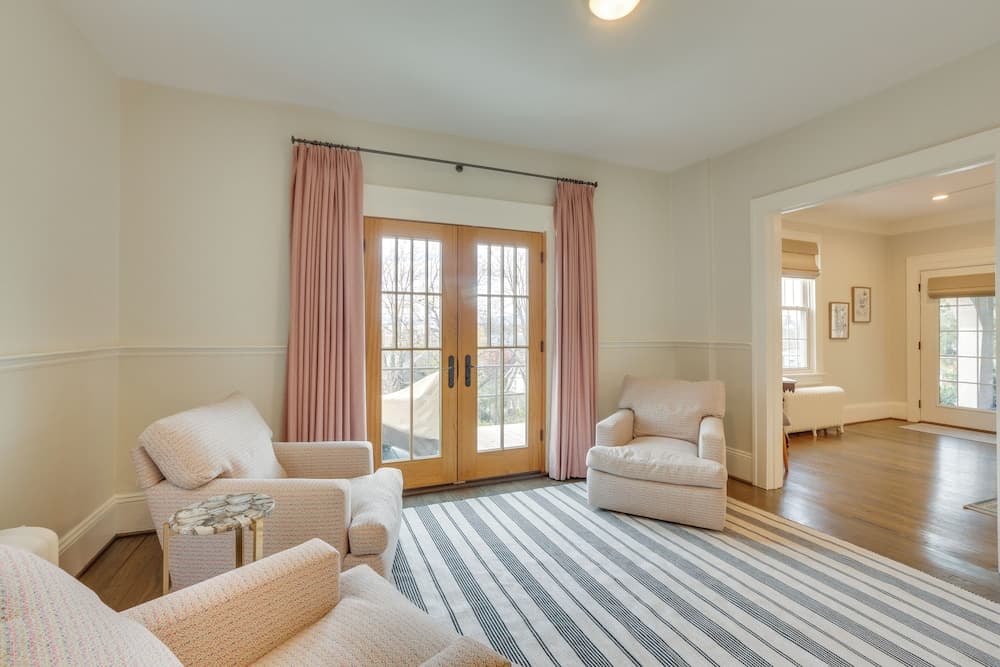 Walk to Roanoke River Greenway: Mountain-view Home