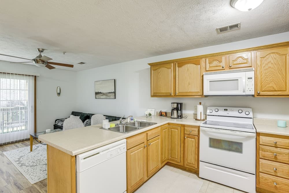 3 Mi to Wvu: Condo w/ Deck in Morgantown