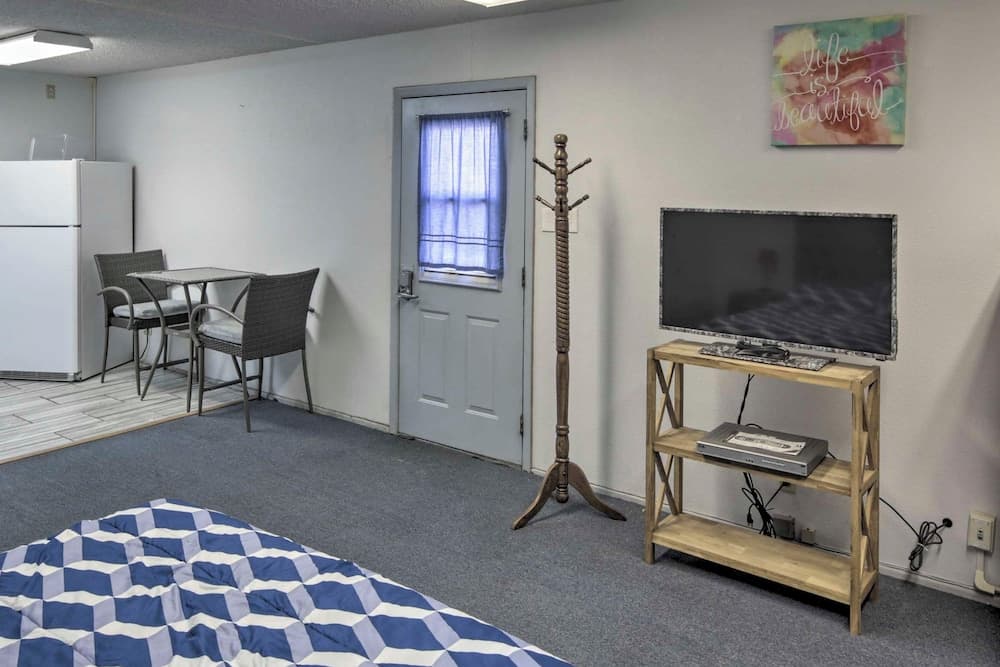 Apartment ~ 12 Mi From Hualapai Mountain Park