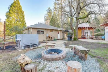 4 Mi to Dtwn Grass Valley: Forest Oasis w/ Hot Tub