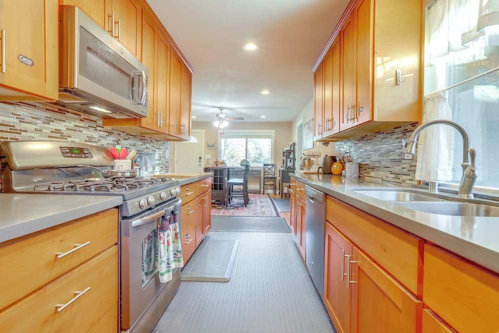 4 Mi to Dtwn Grass Valley: Forest Oasis w/ Hot Tub