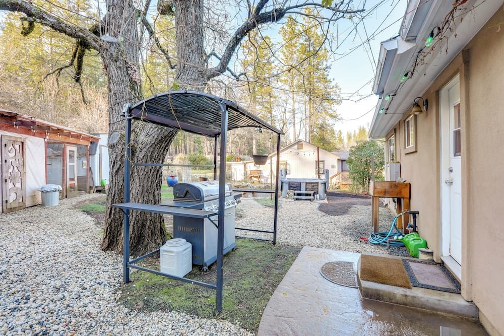 4 Mi to Dtwn Grass Valley: Forest Oasis w/ Hot Tub