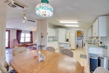 Hot Tub & Screened Patio: Getaway in Montrose!