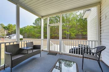9 Mi to Dtwn: Greenville Home w/ Screened Patio!