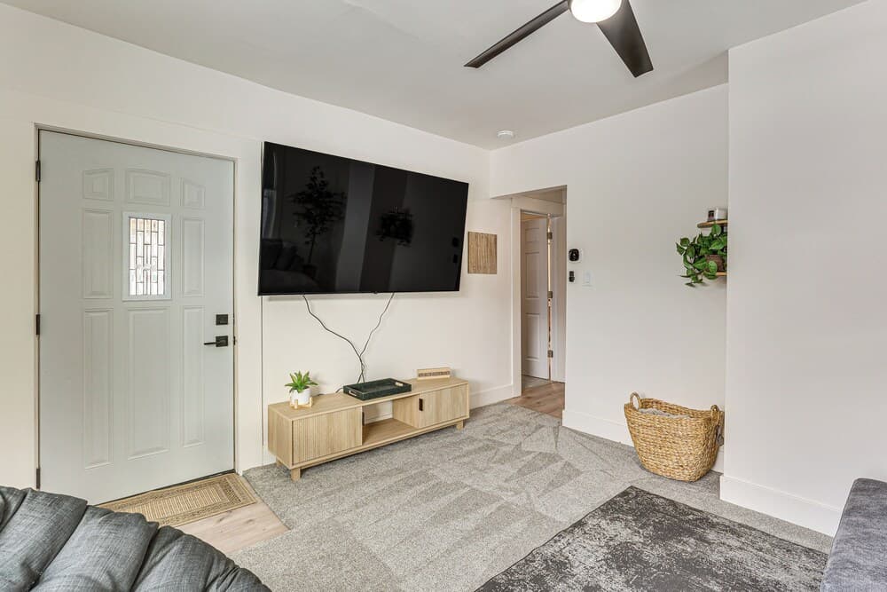 3 Mi to Downtown Youngstown: Updated Apartment