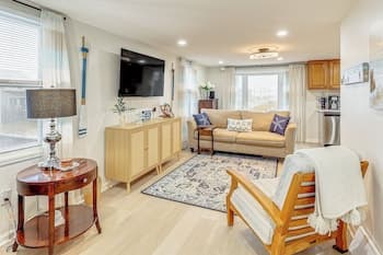 Walk to Beaches & Marina: Fortescue Hideaway