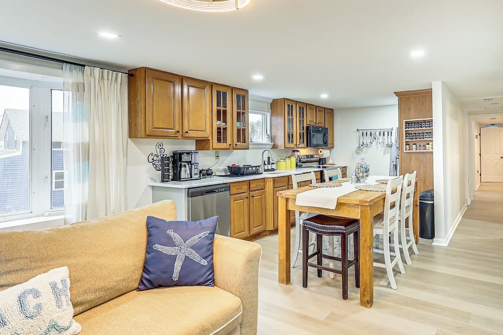 Walk to Beaches & Marina: Fortescue Hideaway