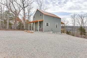 Covered Porch & Fire Pit: Cabin in Richland