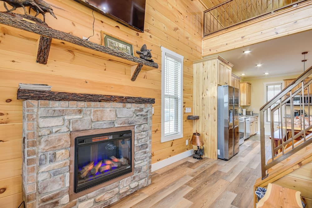 Covered Porch & Fire Pit: Cabin in Richland