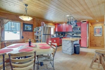 2 Mi to Skiing: Casper Cabin w/ Mtn Views!