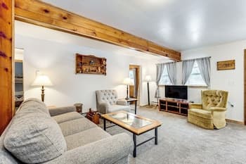 2 Ponds & Trail Access: Peaceful Cabin in Calumet!