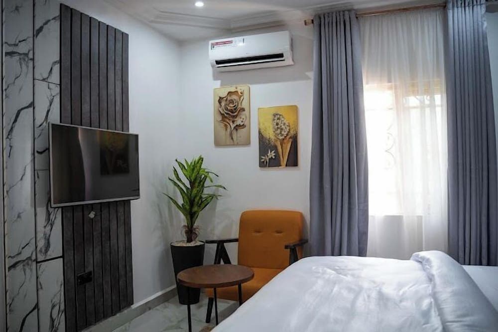 C33 Apartment And Suites