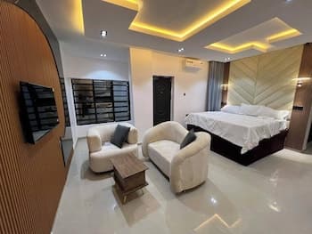 Westmac Hotel and Apartments