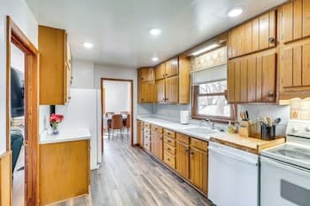 1/2 Mi to Dtwn: Pierre Family Home w/ Patio