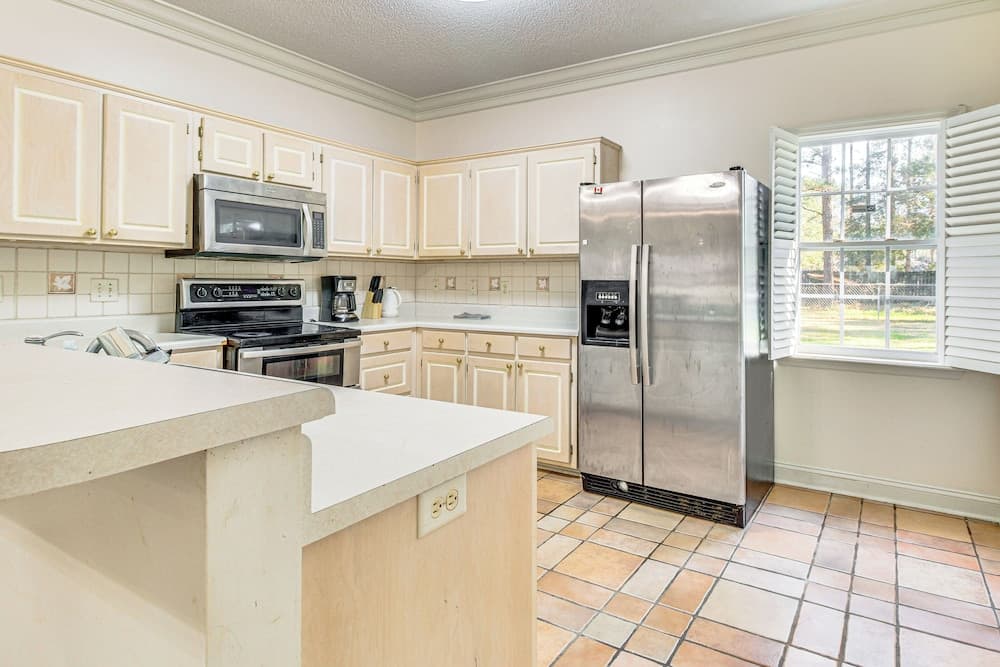 6 Mi to Dtwn Albany: Convenient Home w/ Patio