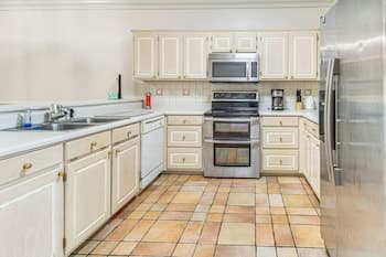 6 Mi to Dtwn Albany: Convenient Home w/ Patio