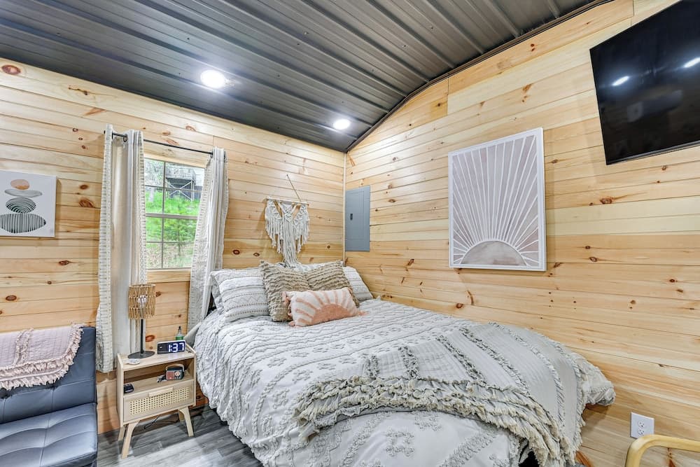 Hot Tub, Fire Pit: Lake-view Catlettsburg Getaway!