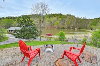 Hot Tub, Fire Pit: Lake-view Catlettsburg Getaway!