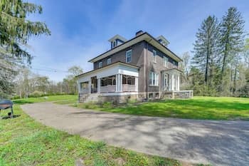 9 Mi to New River Gorge: Spacious Retreat w/ Porch