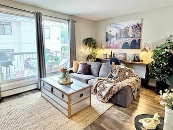 Stylish Downtown Condo near Rogers Place | Parking, Gym, Balcony & Kitchen
