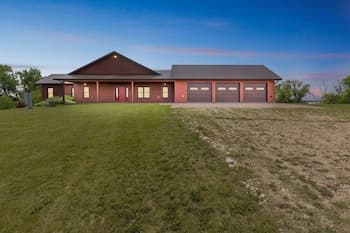 Lakeside 4br Retreat Private, Peaceful & Scenic 4 Bedroom Villa