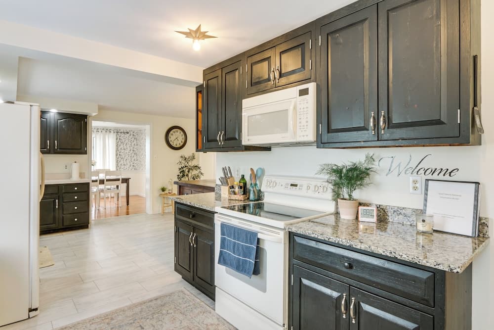 Mtn-view Pleasantville Home on 100 Acres!