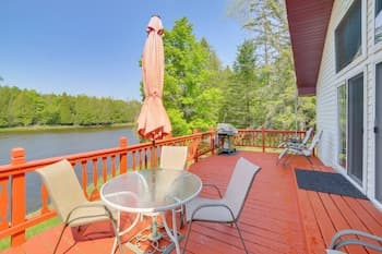 Tranquil Escanaba River Cottage w/ Kayaks & Deck