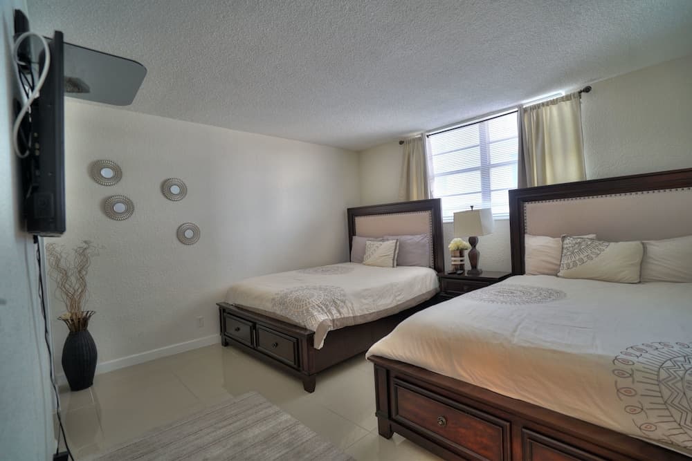 Hollywood Apartment by the Sea