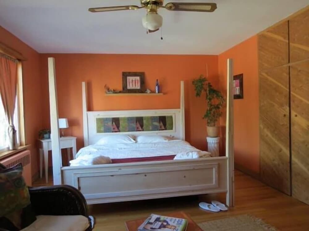 Artisan Upstairs Guesthouse