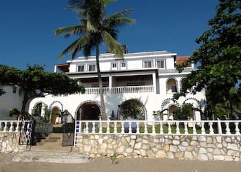 Squares Cafe and Apartments