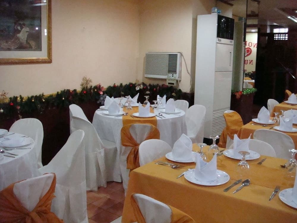 Plaza Maria Luisa Suites Inn