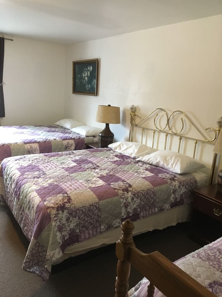 Scully's Manistee Outpost Motel