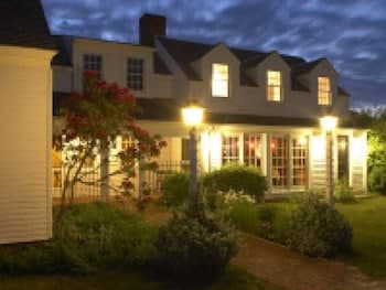 Mooncussers Tavern and Inn