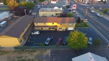 Townhouse Inn & Suites