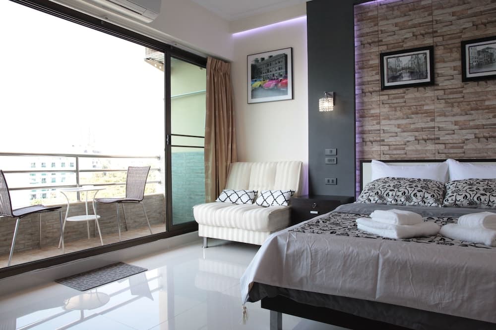 ThepThip ArtDeco Apartments