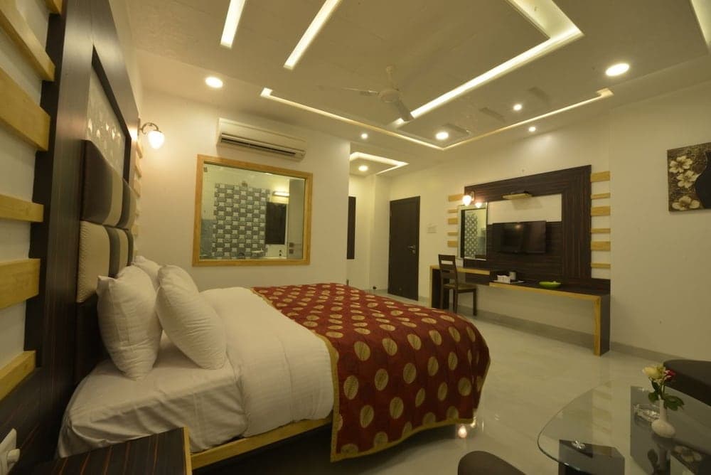 Hotel J P International