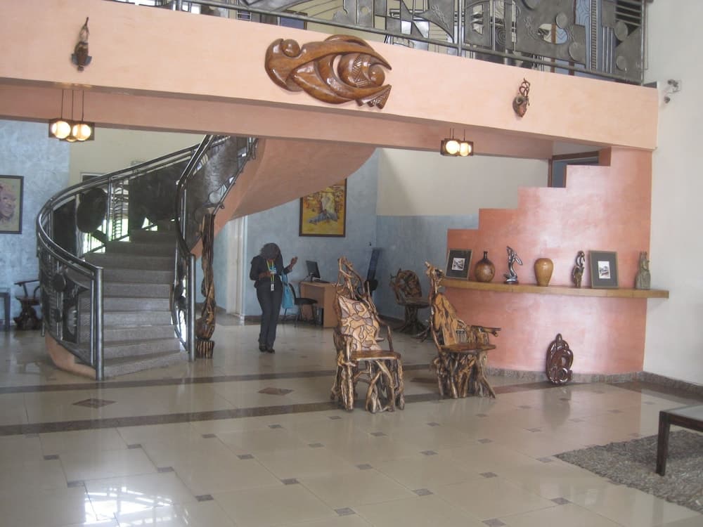 Axari Hotel & Suites