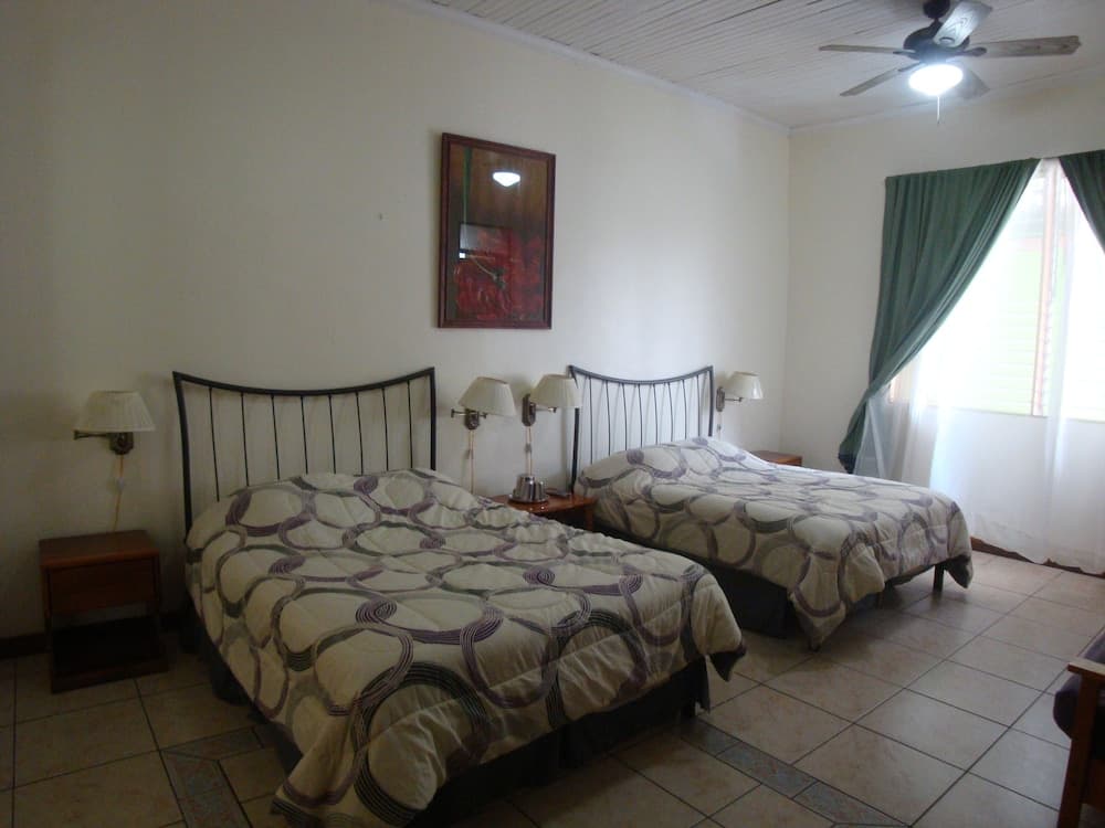 Hotel La Guaria Inn & Suites