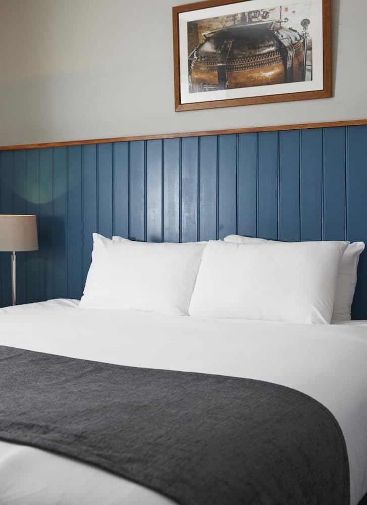 The Longshoot Hotel by Greene King Inns