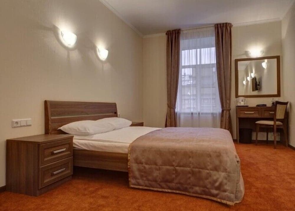 Solo on Bolshaya Moskovskaya