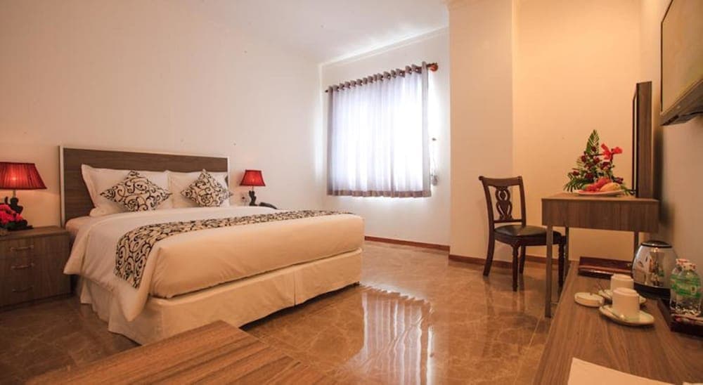 Den Long Do Hotel & Restaurant