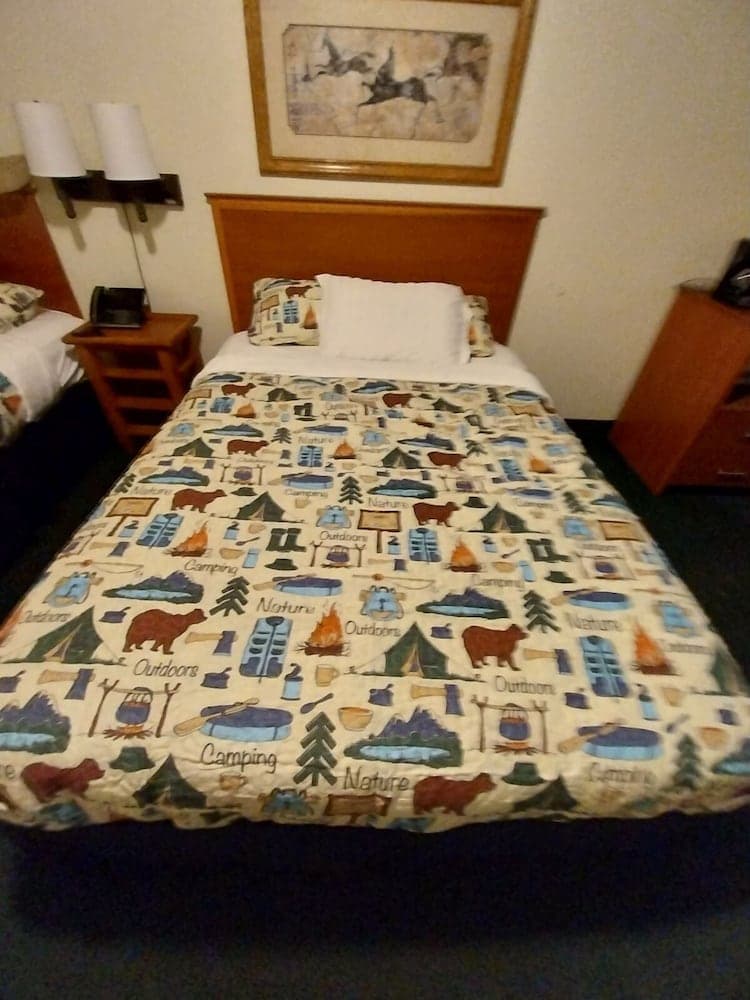 Going-To-The-Sun Inn & Suites