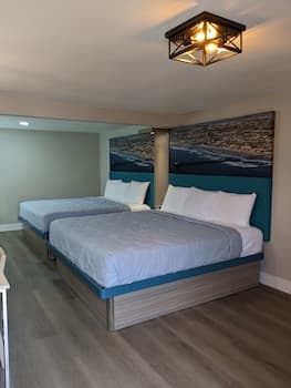 Super 8 by Wyndham Oceanside Downtown